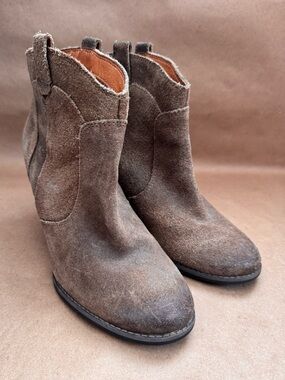 Clark’s Indigo Heath Harrier Tan Suede Western Pull On Ankle 3” Heel Boots. 8